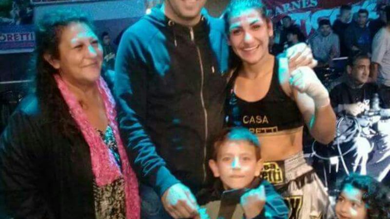 Boxeo: La recreína Nazarena Romero ganó y será profesional