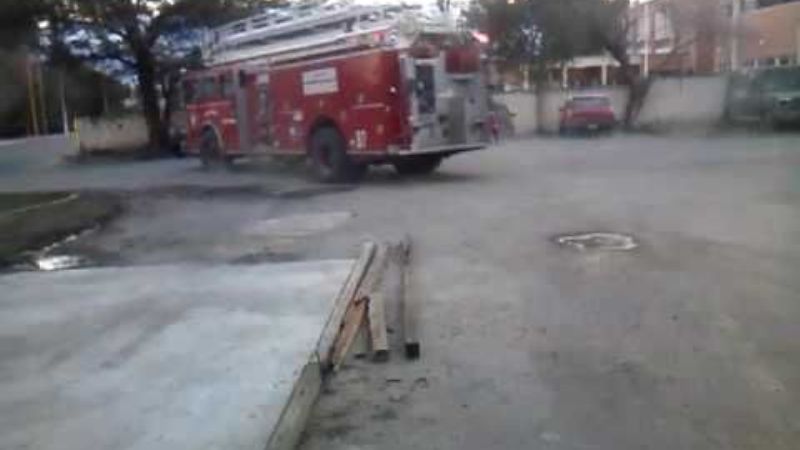 Bomberos apagaron el incendio en la cocina de una casa
