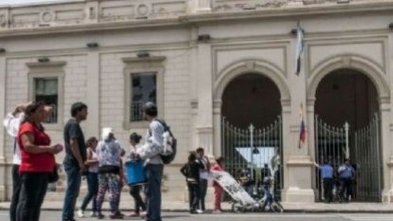 Becados reclaman por contratos