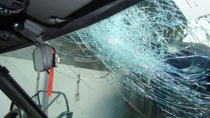 Mujer le rompió el parabrisas del auto de su ex pareja