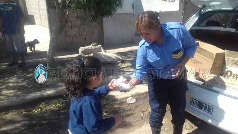 Policías entregaron golosinas a niños