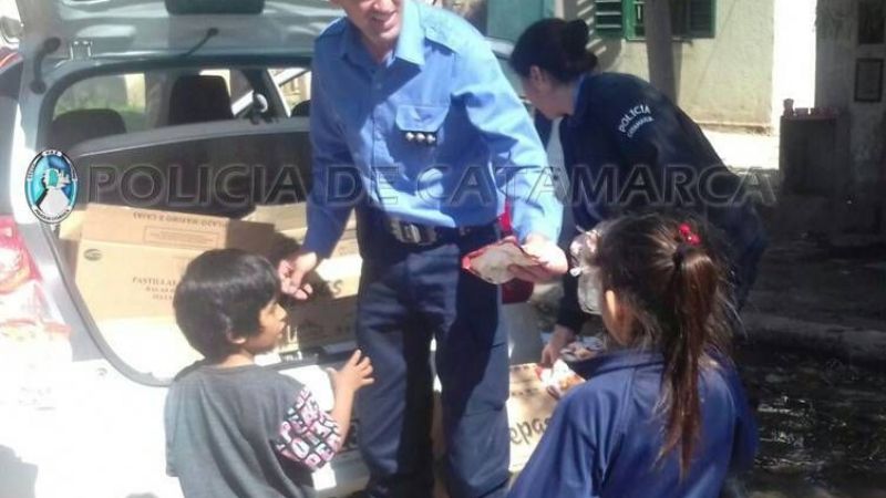Policías entregaron golosinas a niños