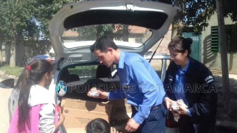 Policías entregaron golosinas a niños