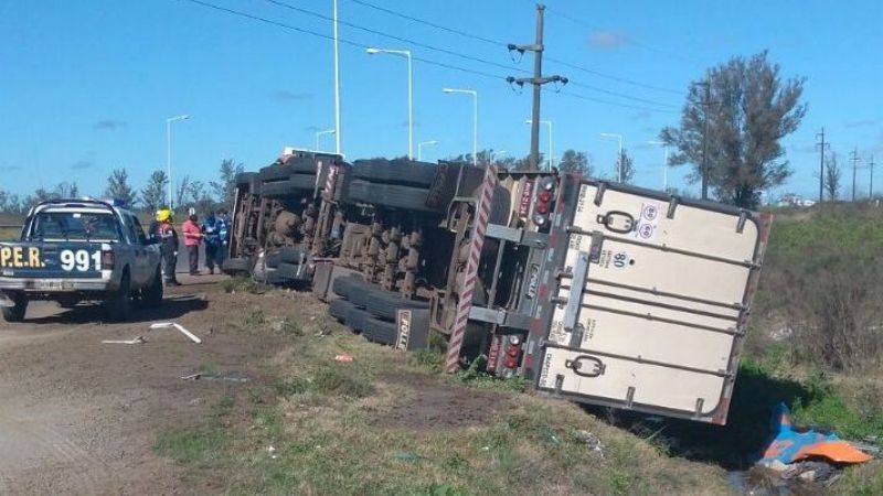 Volcó un camión en El Quebrachito