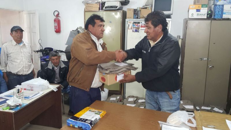 Entrega de ropa de trabajo a obreros de la DASI