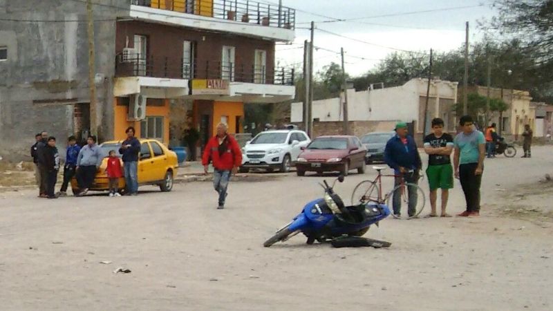 Chocaron remis y moto