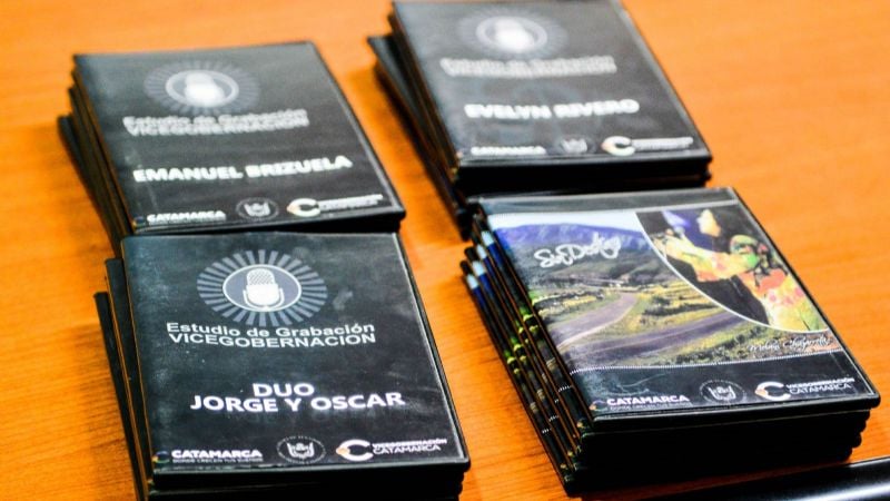 Entregaron discos a artistas realizados en la sala de grabación