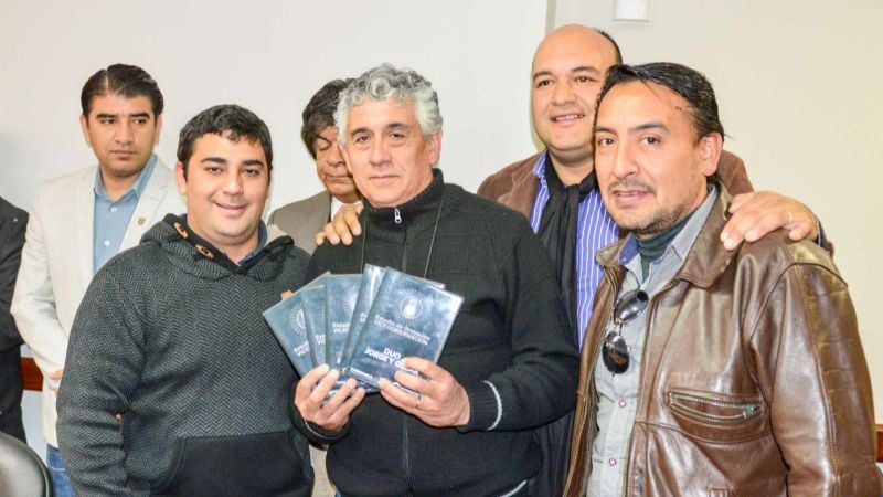 Entregaron discos a artistas realizados en la sala de grabación