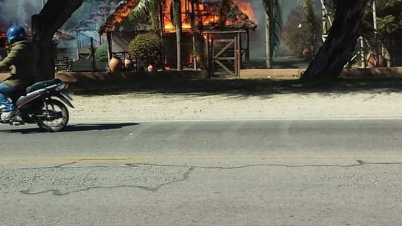 Se incendió un salón de fiestas en la ruta 1