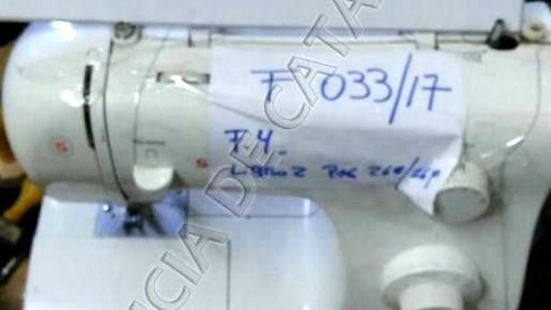 Sorprendido llevando una máquina de coser