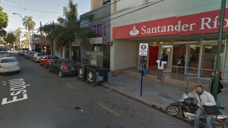 Detienen a un sospechoso cerca de un banco