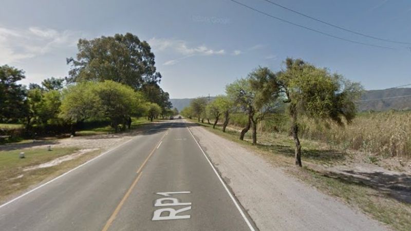 Rozó a una ciclista y la hizo caer