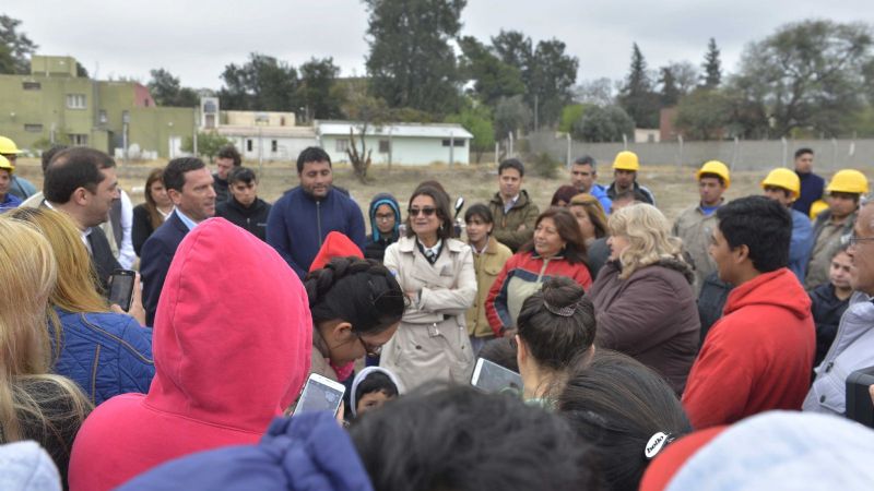Lucía visitó la zona donde se construirá el barrio Valle Hermoso