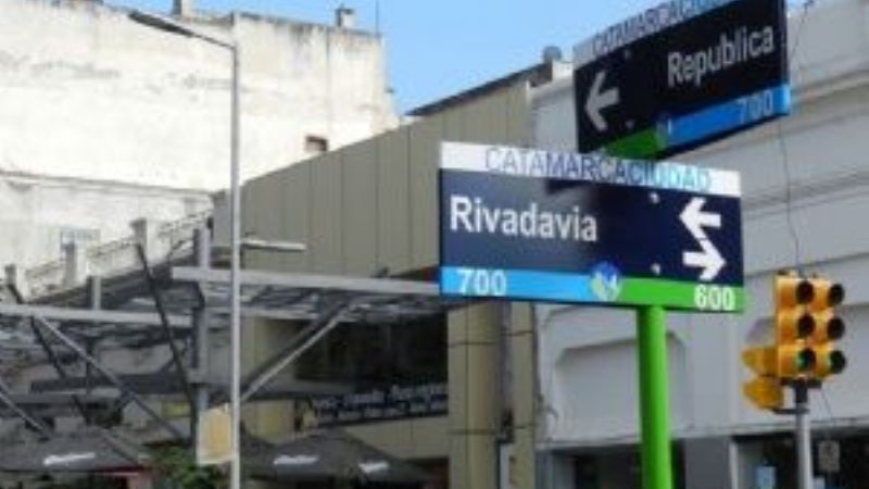 Carteles de calles empapeladas