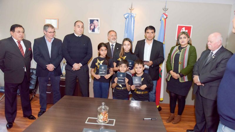 Entrega de materiales discográficos a los artistas del Grabando Sueños