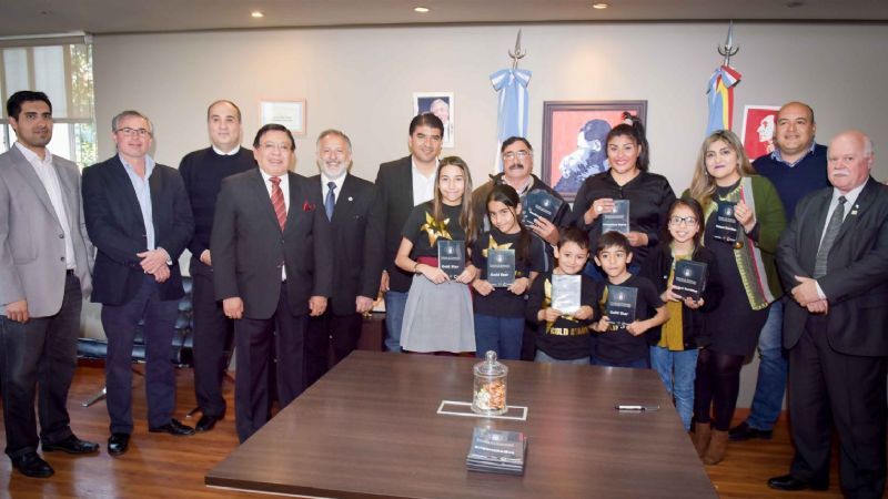 Entrega de materiales discográficos a los artistas del Grabando Sueños