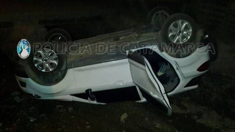 Cayeron con un vehículo al canal de riego de San Antonio