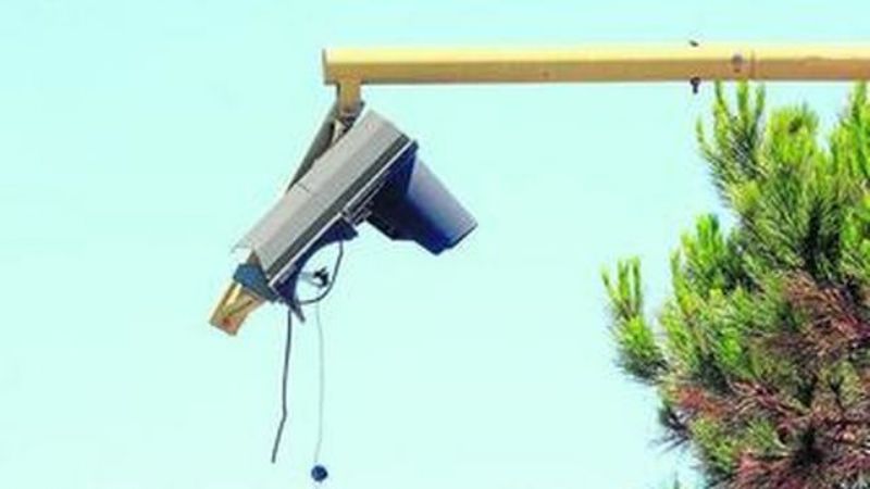 Camión rompió un semáforo y el conductor escapó