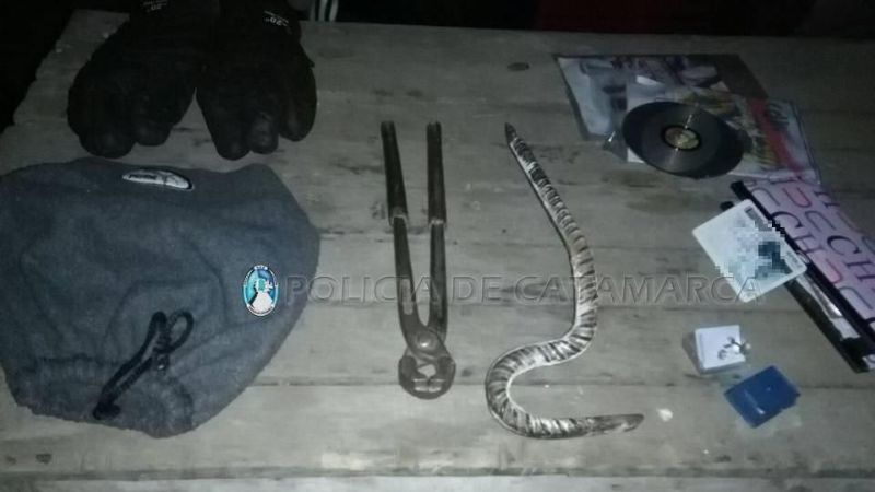 Ladrones escaparon y dejaron abandonada a su compañera