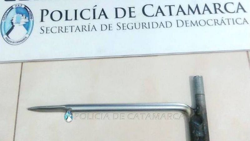 Arrestan a dos jóvenes y secuestran una “espadita”