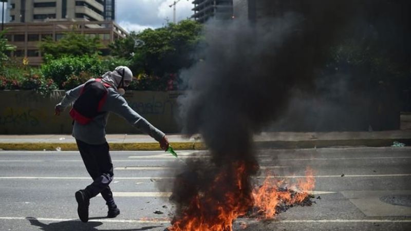El gobierno venezolano denunció un levantamiento militar al oeste de Caracas