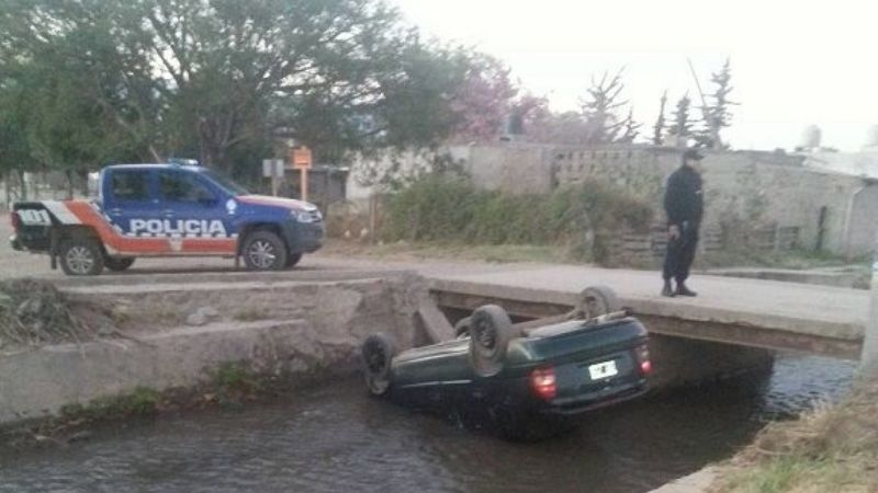 Auto cayó a un canal de riego