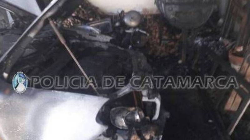 Voraz incendio en una casa destruyó por completo un auto