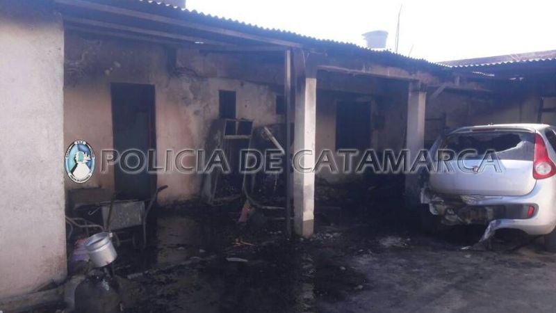 Voraz incendio en una casa destruyó por completo un auto