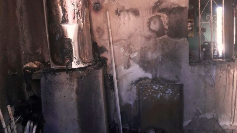 Voraz incendio en una casa destruyó por completo un auto