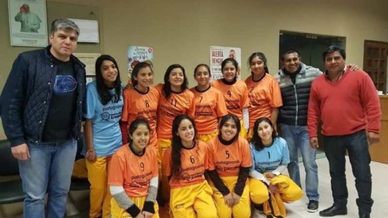 Entrega de equipos deportivos a atletas de Aconquija