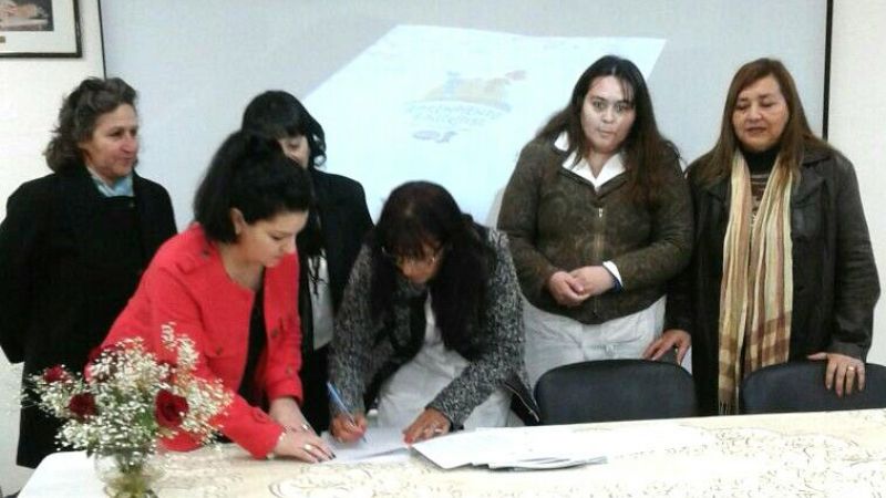 Firma de convenio por el programa "Aprendiendo a disfrutar"