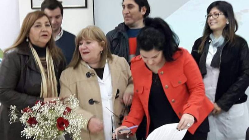 Firma de convenio por el programa "Aprendiendo a disfrutar"