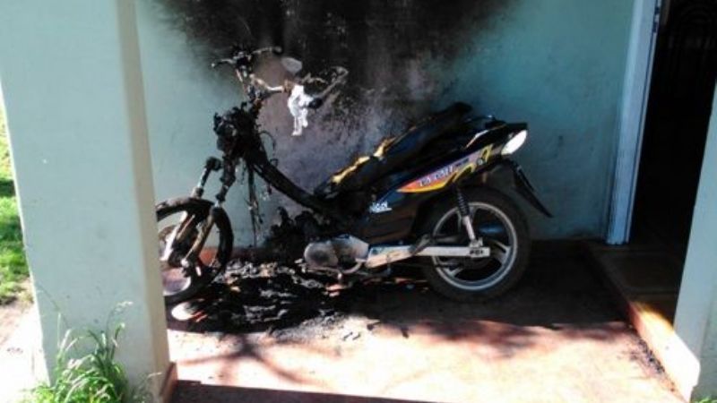Se incendió una moto en un garage