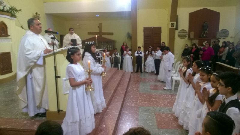 Consagración del altar y Primeras Comuniones en la parroquia de Jesús Niño