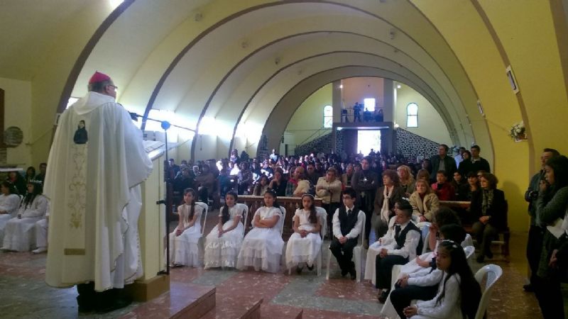 Consagración del altar y Primeras Comuniones en la parroquia de Jesús Niño
