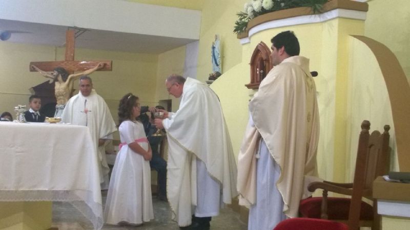 Consagración del altar y Primeras Comuniones en la parroquia de Jesús Niño