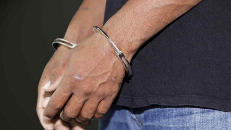 Arrestan a un joven y secuestran una moto