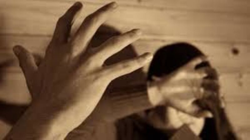 Joven aprehendido por golpear a una adolescente