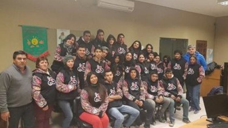 Alumnos de Aconquija con buzo propio