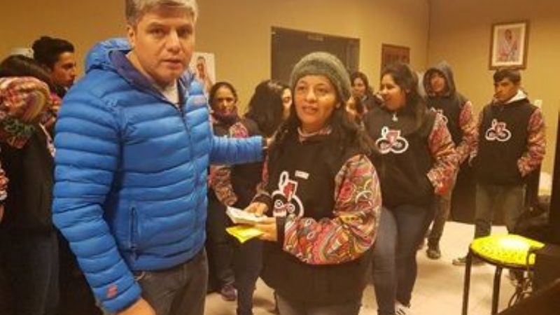 Alumnos de Aconquija con buzo propio