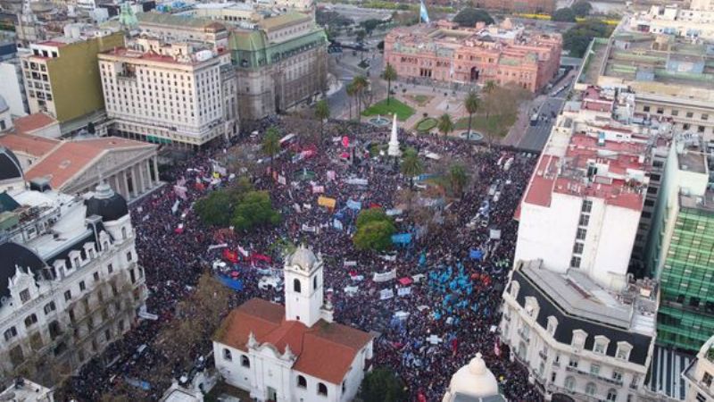 Miles de personas participan de la marcha por Santiago Maldonado