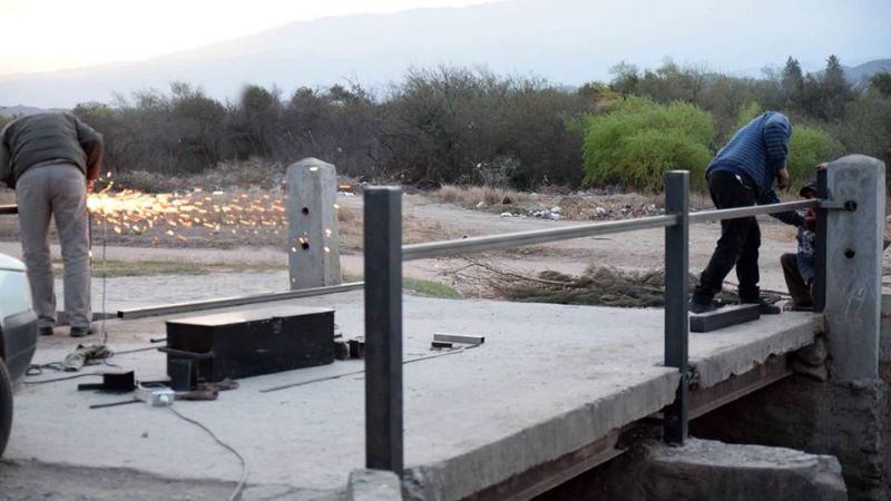 Colocan barandas a puente en San Antonio