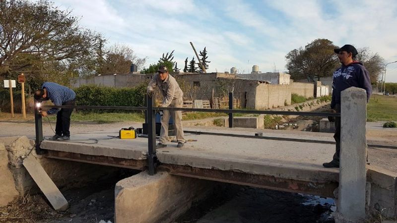 Colocan barandas a puente en San Antonio