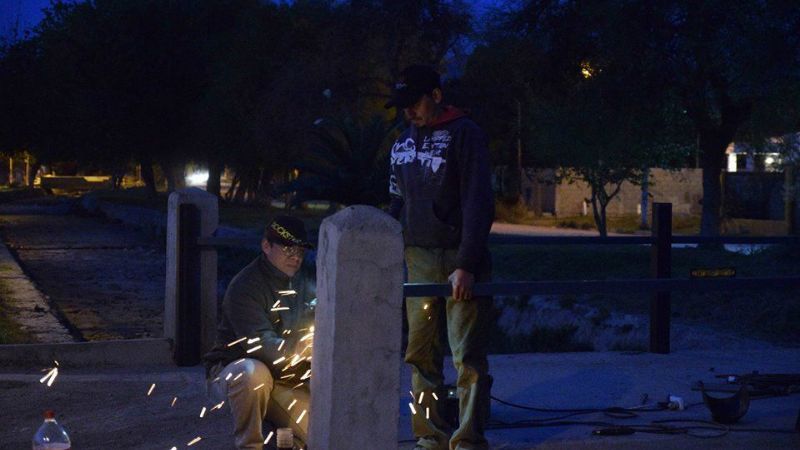 Colocan barandas a puente en San Antonio