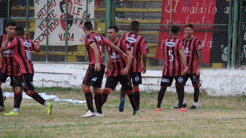 Defensores ganó y Policial visita a Sarmiento