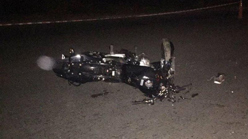 Joven motociclista chocó contra una señal vial