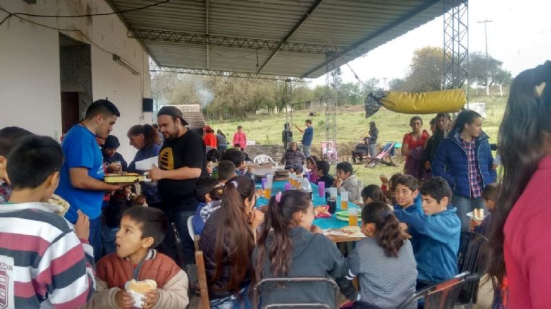 Festejo para los niños en Vilisman y Oyola
