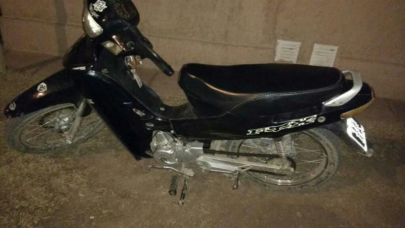 Arrestaron a dos jóvenes y les secuestraron la moto en Valle Viejo