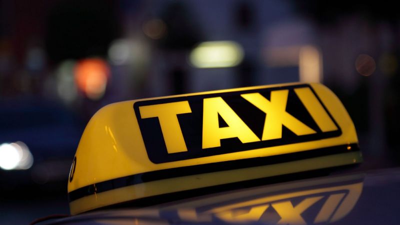 Taxi chocó contra un poste