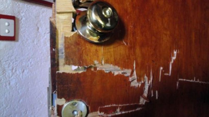 Rompió la puerta de la casa de su ex y la golpeó